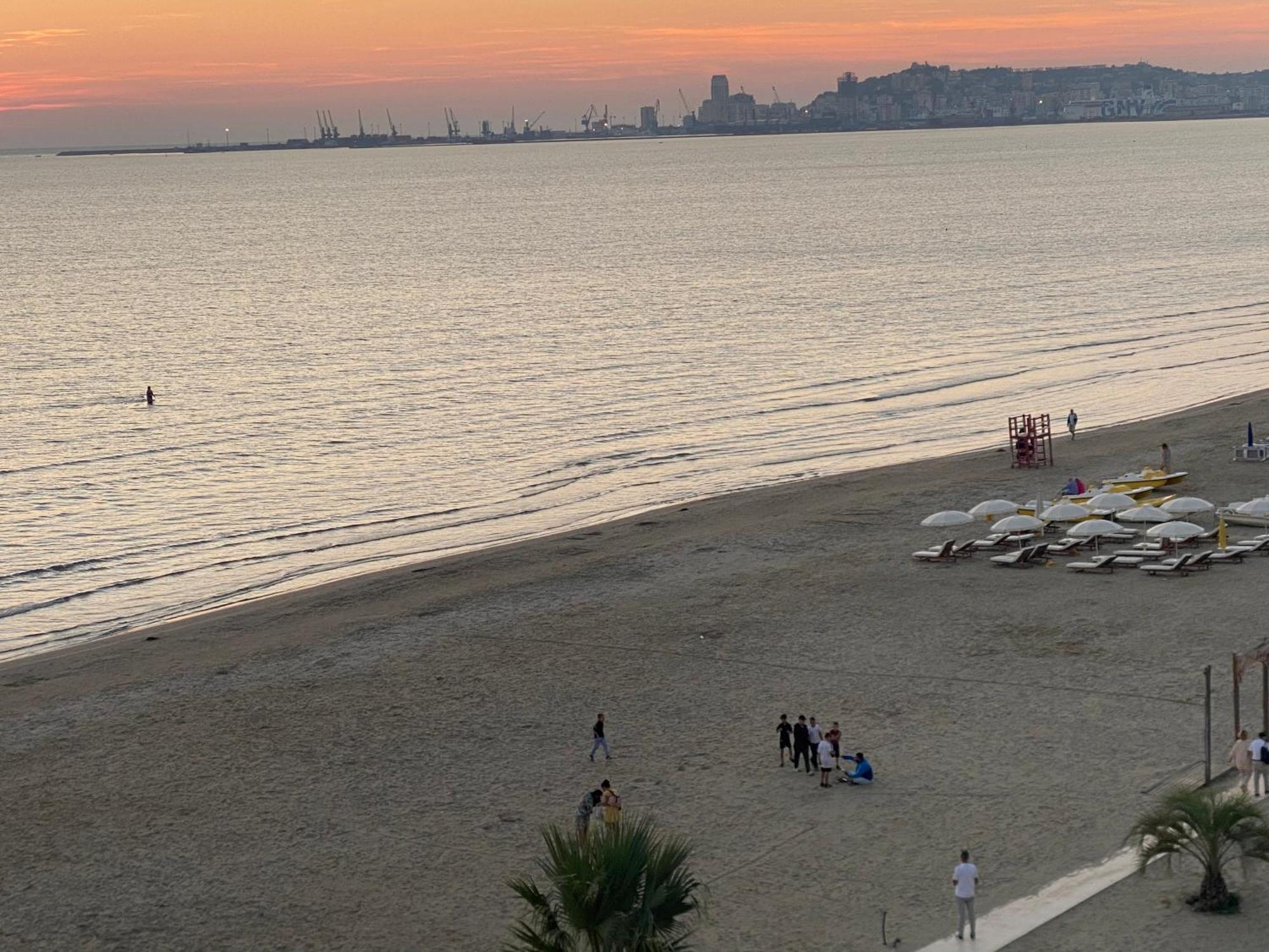 Wave Beachfront Apartments Durrës Exterior foto